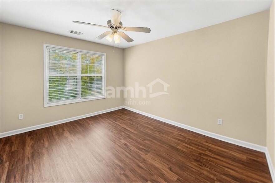 Building Photo - 2420 Queensboro Ln