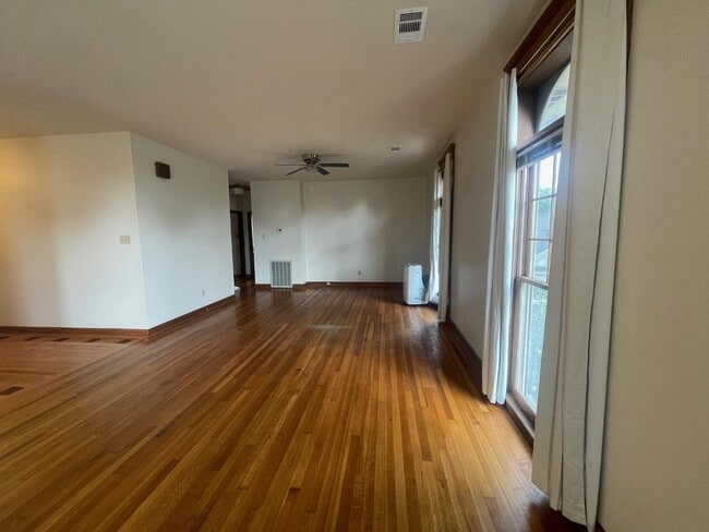 Building Photo - 4611 Woodlawn Dr