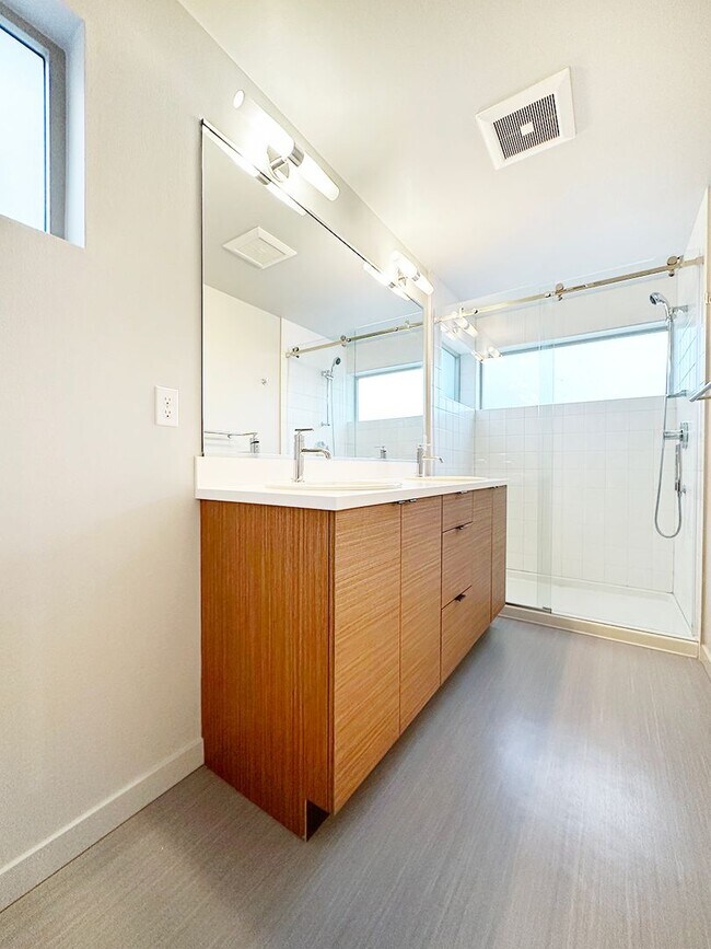 Building Photo - 3bd/2ba Seattle Townhome