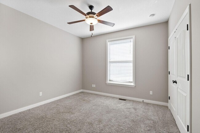 Building Photo - 1605 Labrador Dr