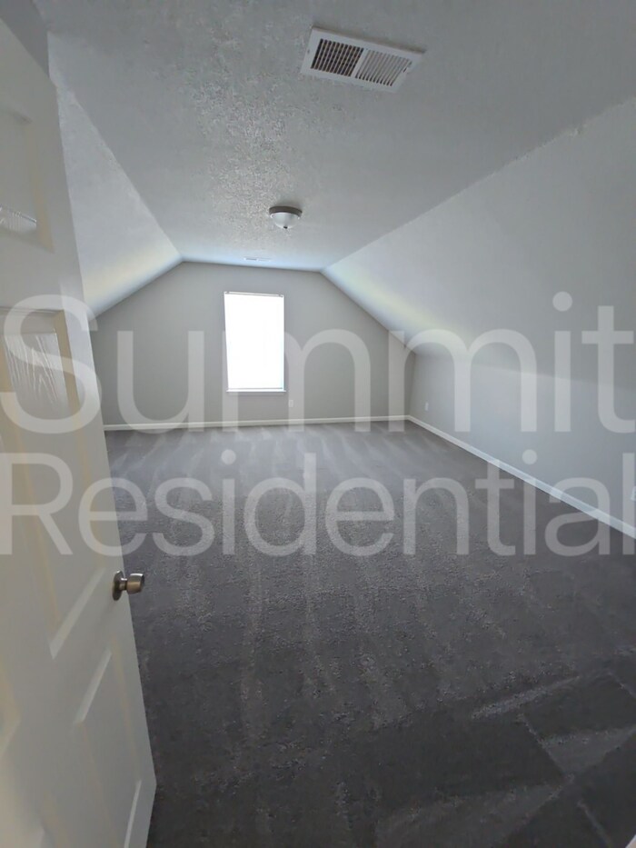 Building Photo - 4560 Longtree Ave