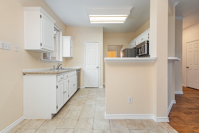 Building Photo - 704 White Oak St