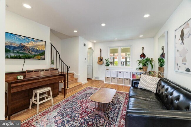 Building Photo - 241 Lynhaven Dr