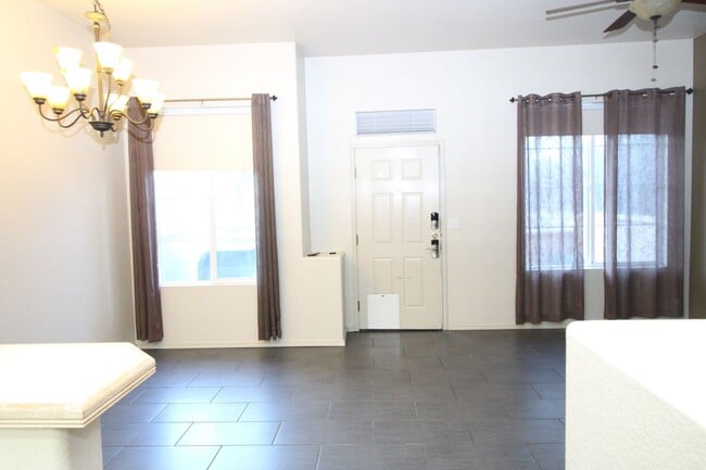 Building Photo - Beautiful 2bdrm 3 bath 2 car garage townhome