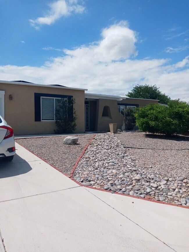 Building Photo - RIO RANCHO-FOUR BEDROOM HOUSE-Furnished
