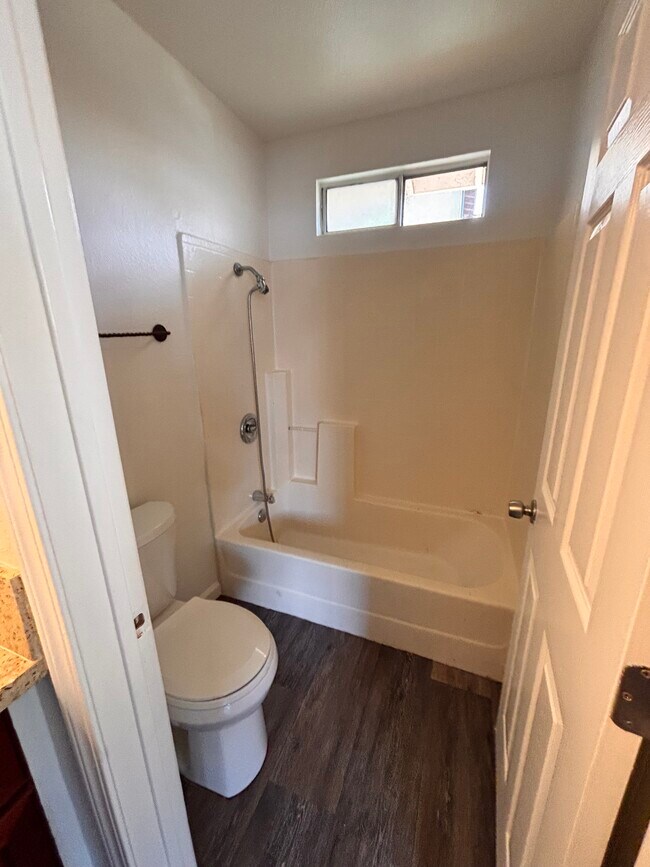 Master bathroom - 4825 Pickford St
