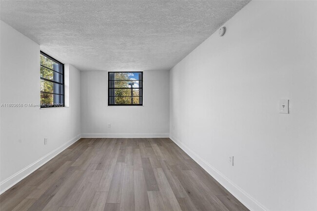 Building Photo - 10825 SW 112th Ave