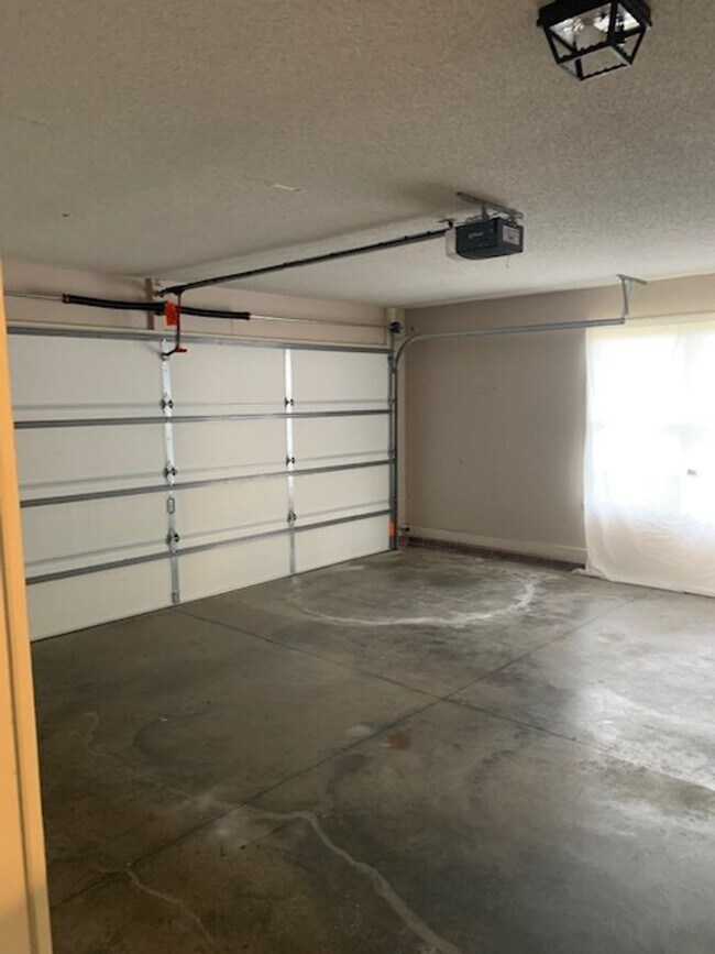 Building Photo - Single Family Home