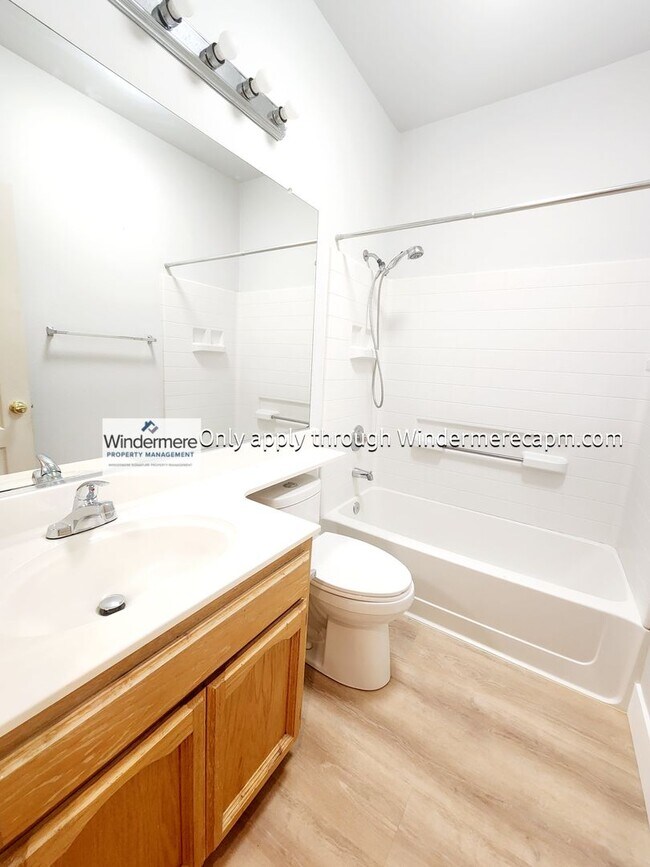 Building Photo - Bright 3 bedroom, 2 bath in Gated Community of Bentley Square!