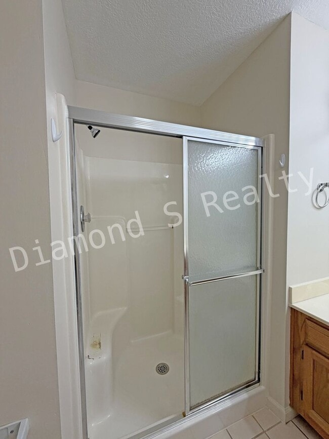 Building Photo - 2 Bedroom Duplex in Nixa Available!!