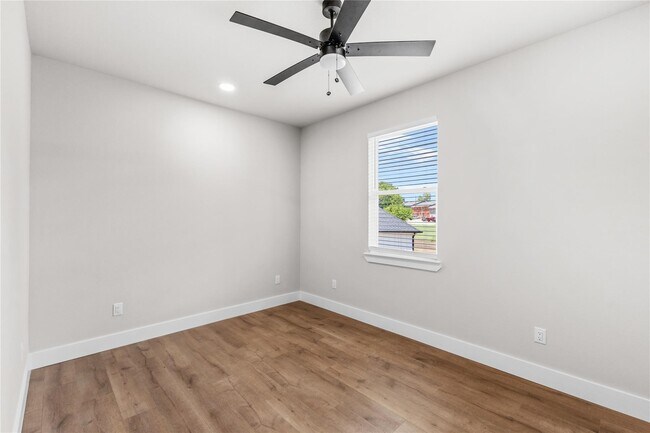 Building Photo - 2398 Valley Dr