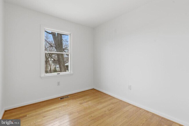 Building Photo - 4904 Hollywood Rd