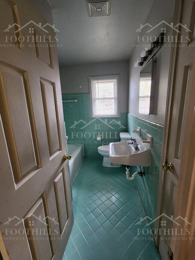 Building Photo - 2712 Cedar Ln