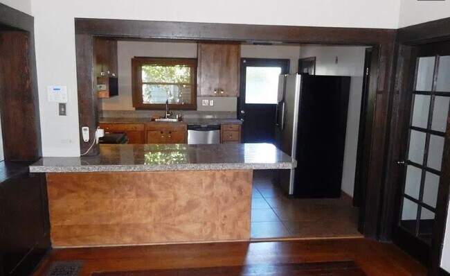 Building Photo - Stunning 4BD Craftsman in Excellent N Port...