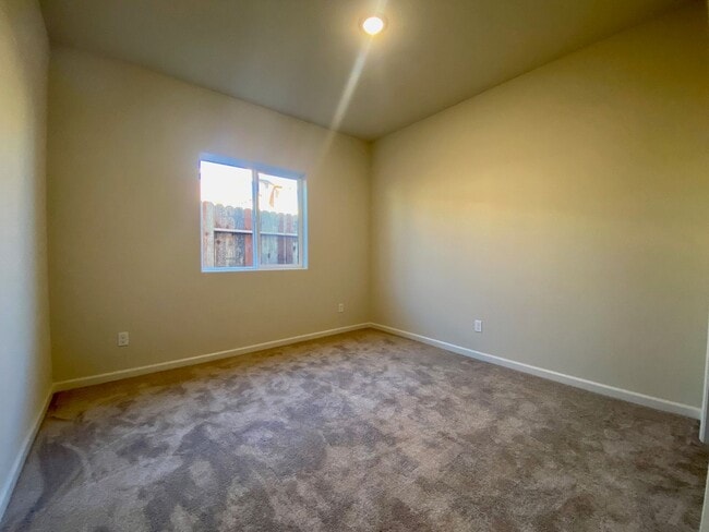 Building Photo - NEWER 4 Bedroom 2 Bath home for RENT!