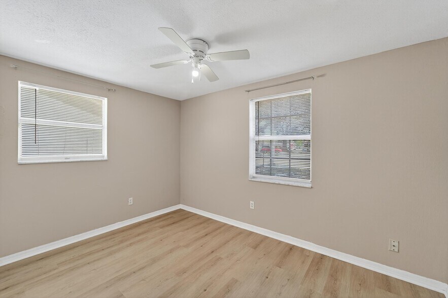 Building Photo - 1712 Village Ct