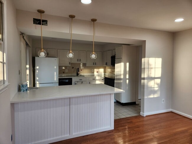 Building Photo - Room for rent in a 4 BD 2.5 BA Kings Park West Home