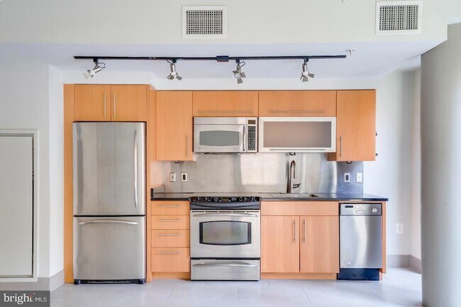 Building Photo - 1133 14th St NW
