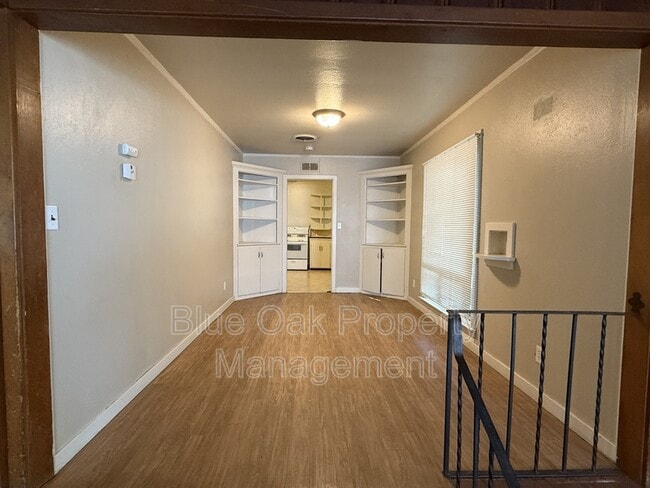 Building Photo - 310 Oak St