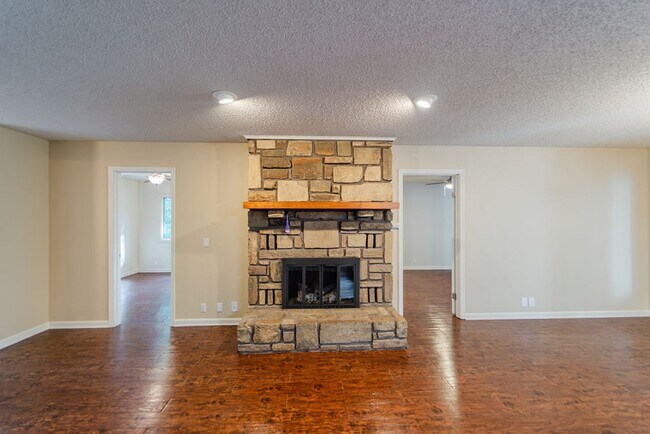 Building Photo - Up to a 2 year lease at this Beautiful 3 bed, 2 bath!!!!