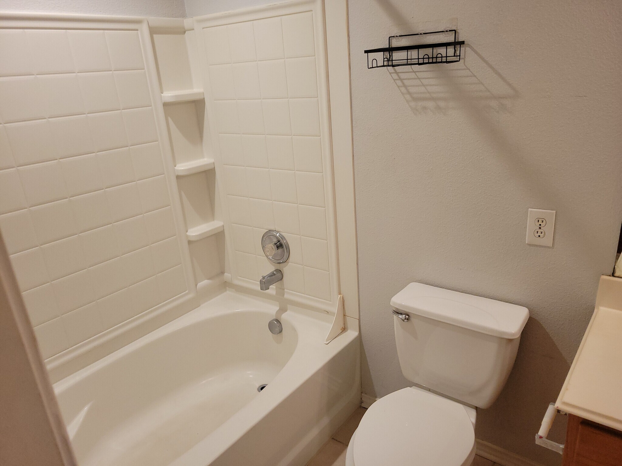 Building Photo - Room in House on Ceremony Cove