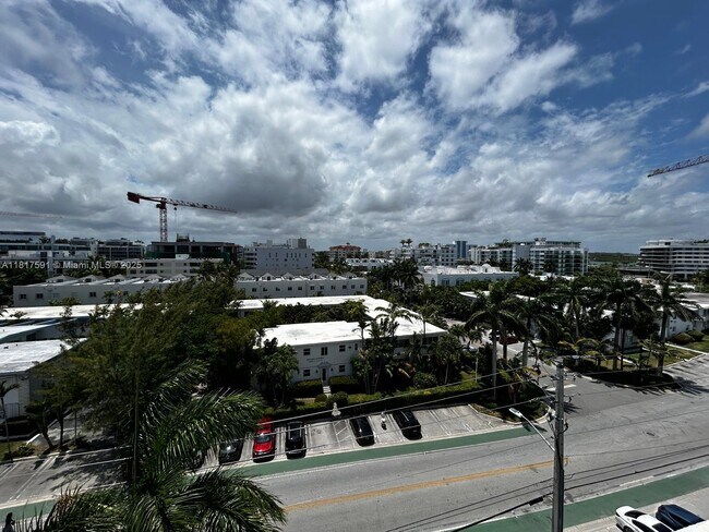 Building Photo - 10101 E Bay Harbor Dr