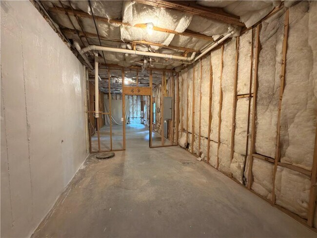 Building Photo - 5706 Amberside Ln NE