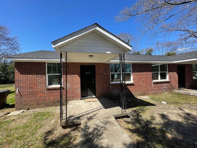 Building Photo - Renovated Duplex