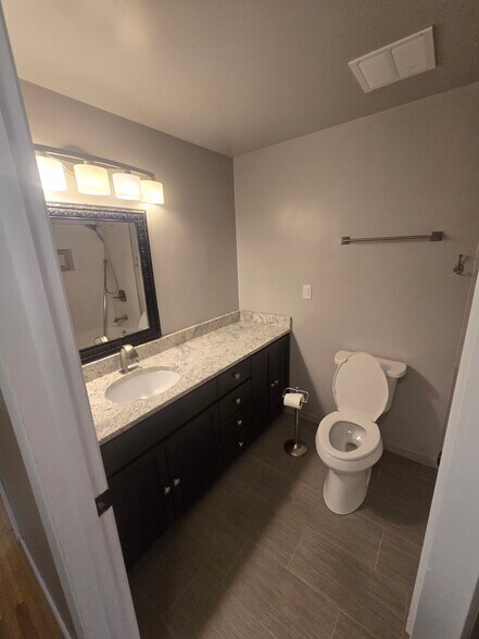 Building Photo - 3010 W Weile Ave
