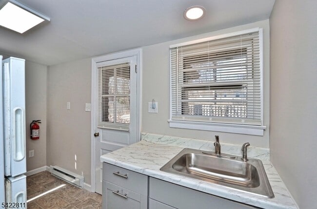 Building Photo - 63 Iowa Ave