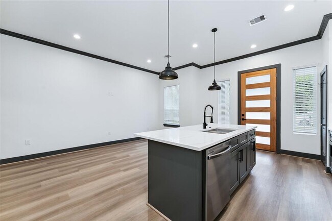Building Photo - 7038 Smilax St