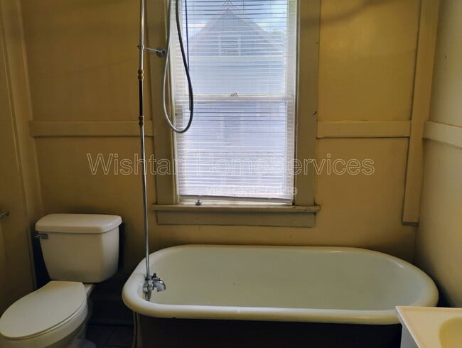 Building Photo - 591 Clark St