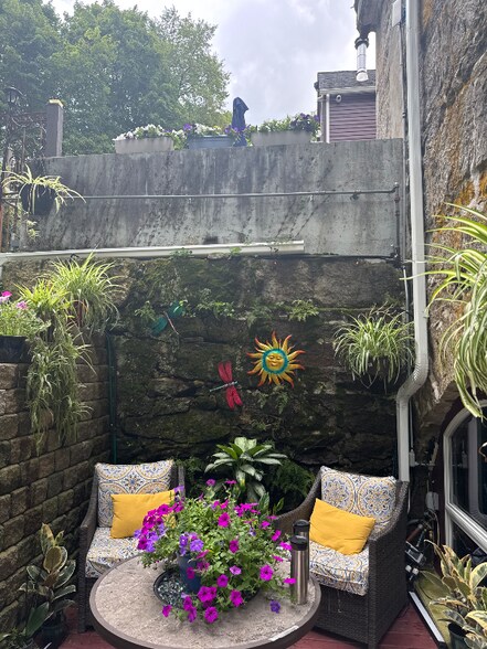 Building Photo - 3 Cook St