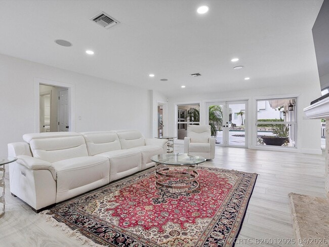 Building Photo - 411 Poinciana Dr