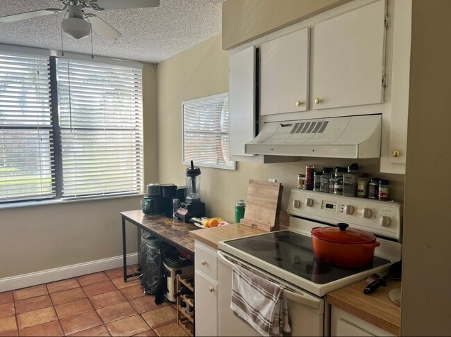 Building Photo - 2455 Lindell Blvd