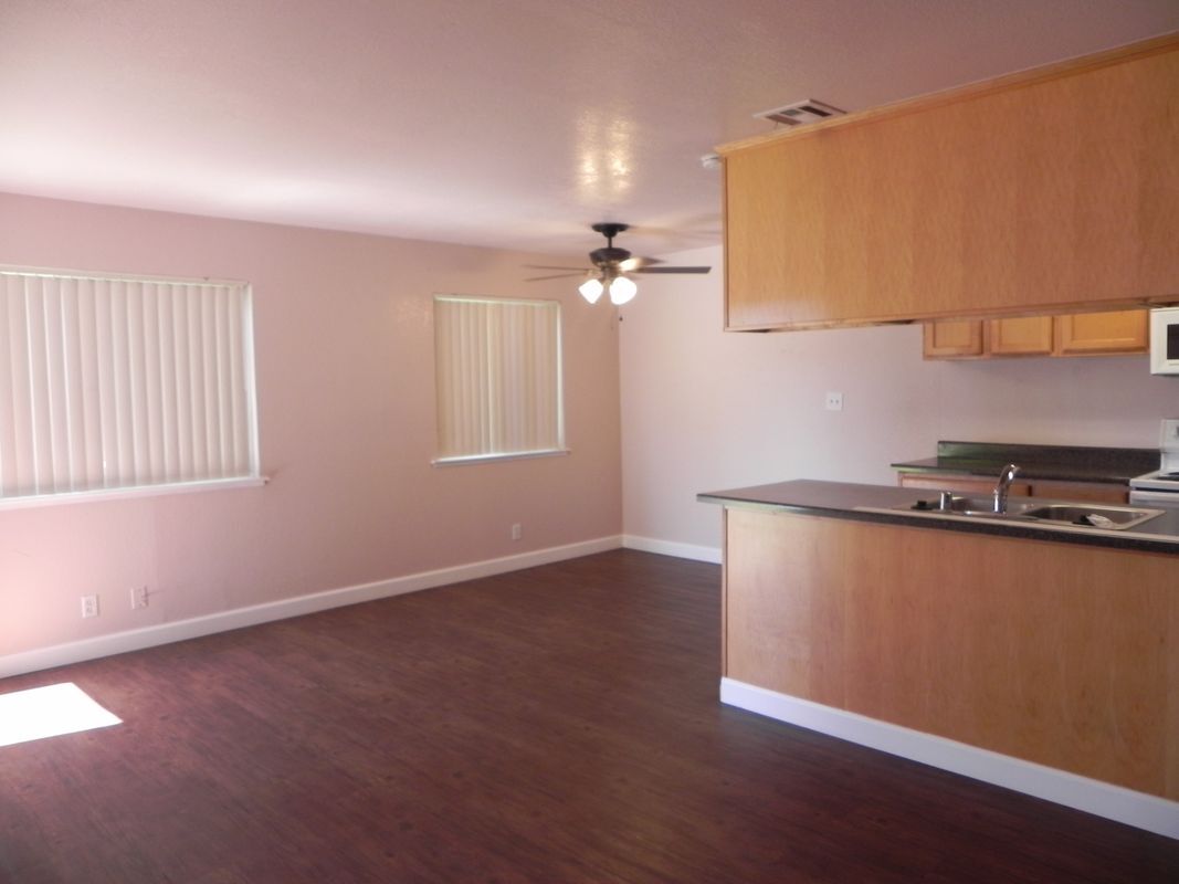 Building Photo - 2216 Peach Ave