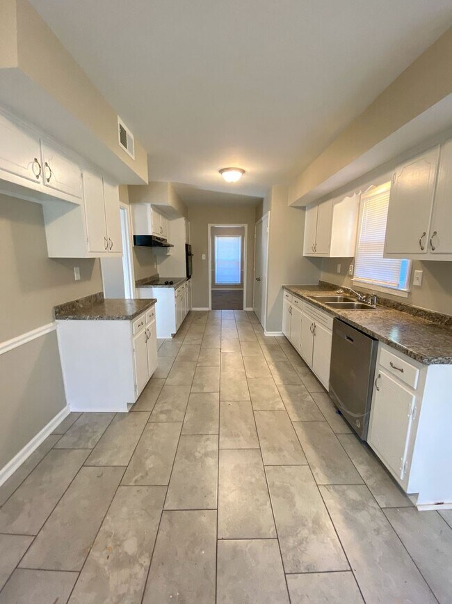 Building Photo - Charming 3 bedroom 2 bath home near Coving...
