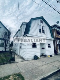 Building Photo - 805 Oak St