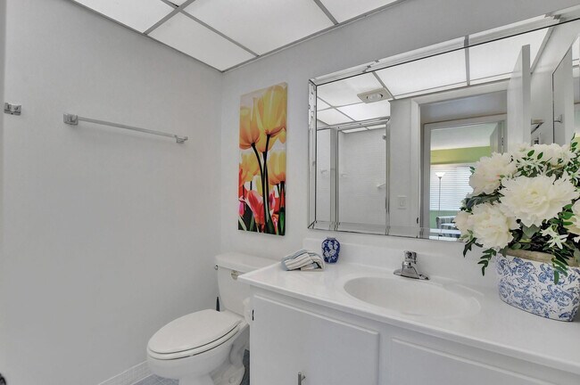 Building Photo - 204 Burgundy N