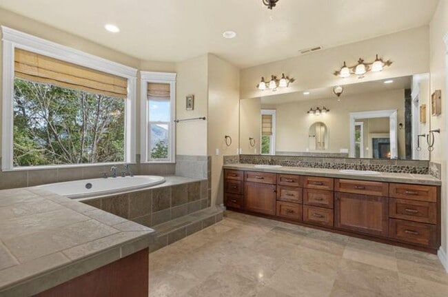 Building Photo - 5BED 4BATH - Beautiful Home with a Gorgeous View