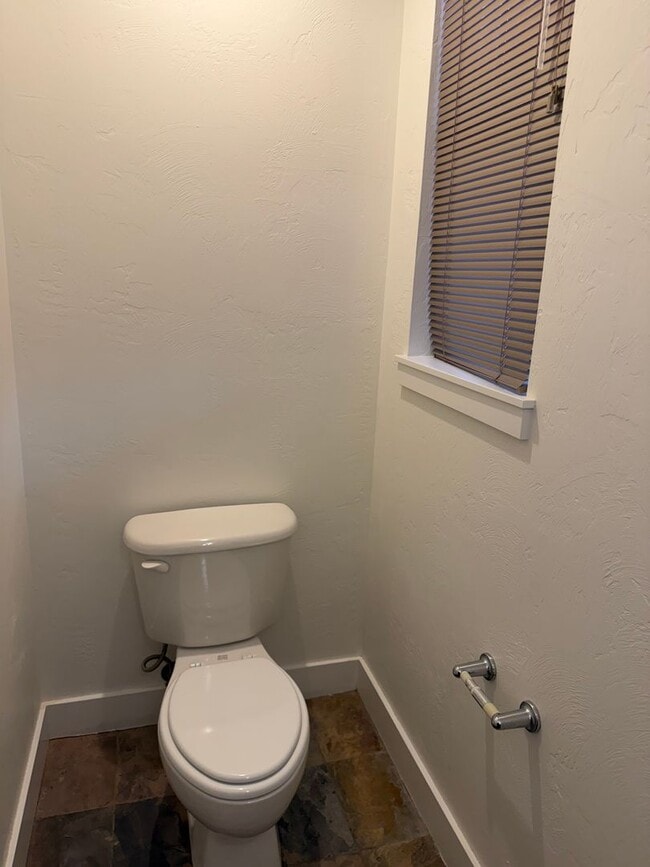 Building Photo - Beautiful 3 bedroom 2.5 bathroom house in a great neighborhood!