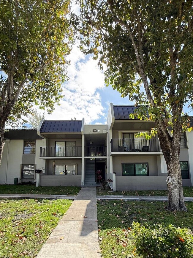Building Photo - 10403 N Kendall Dr