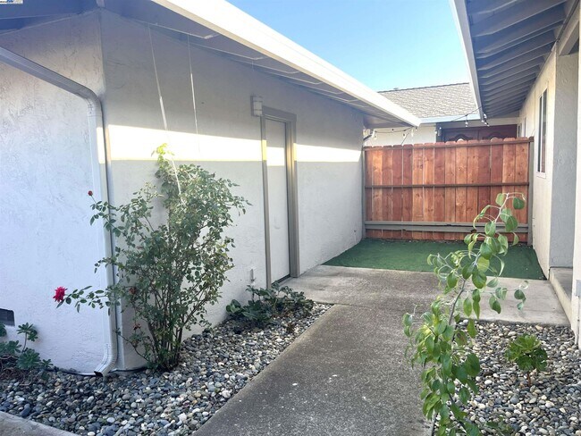 Building Photo - 584 Harvard Ave