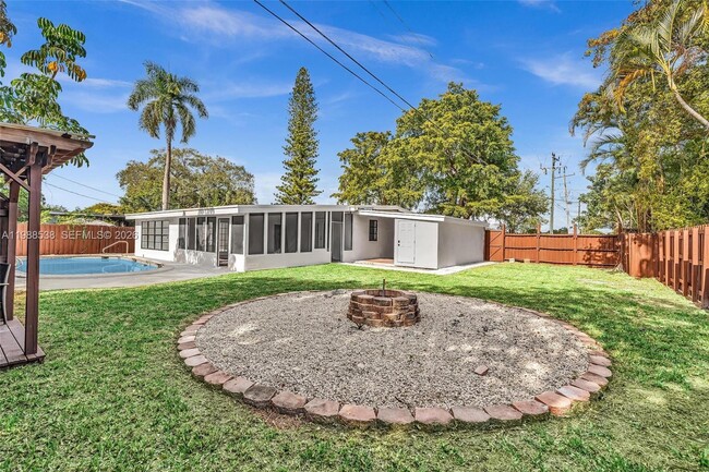 Building Photo - 1600 SW 9th St