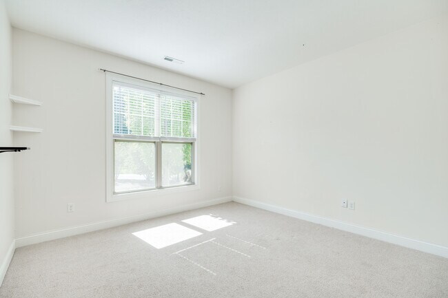 Building Photo - 208 Pointe Oakwood Way