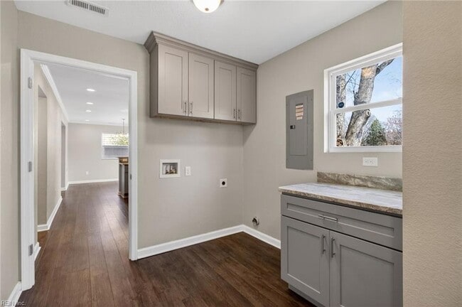 Building Photo - 3016 Aaron Dr