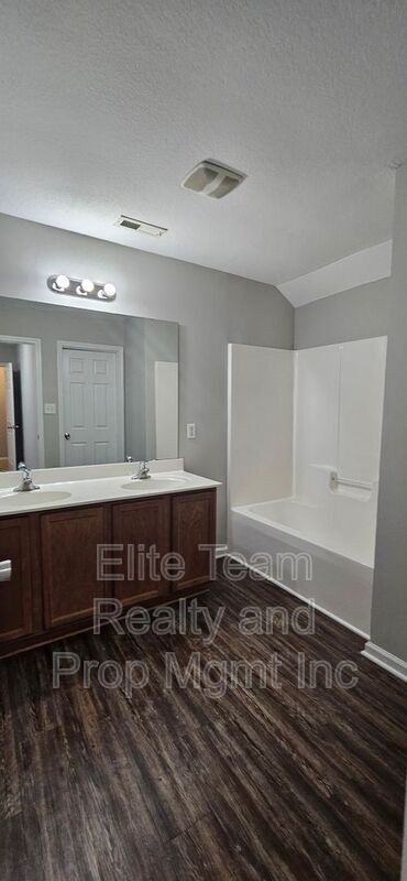 Building Photo - 2715 Meadow Knoll Dr