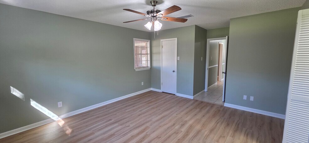 Building Photo - 2114 Ray Ave