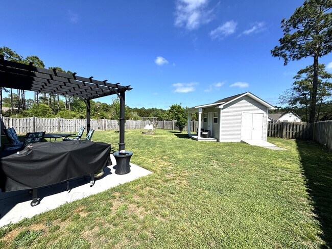 Building Photo - Minutes to the Beach! Conveniently located between Jacksonville & Wilmington