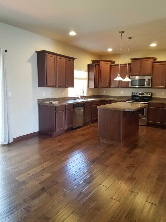 Building Photo - Coming for late month, move in in October!...